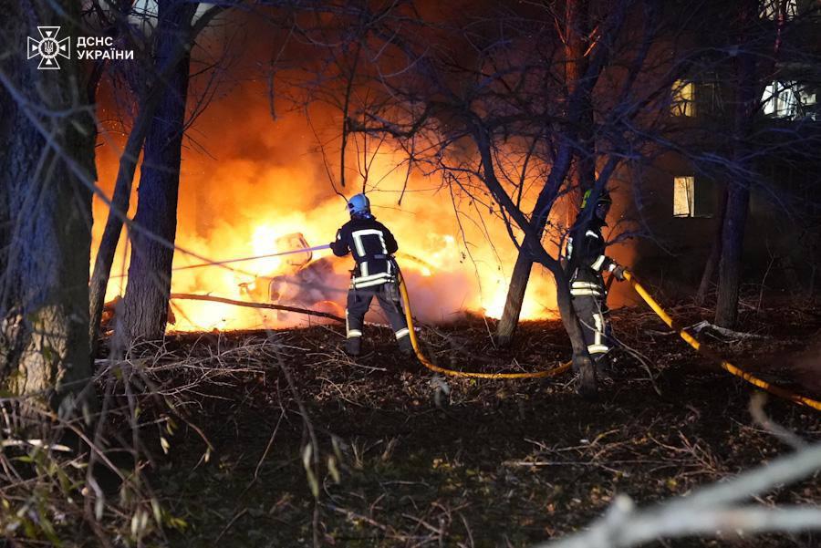 Окупанти влучили у двір багатоповерхівки в Сумах, є загиблі та поранені