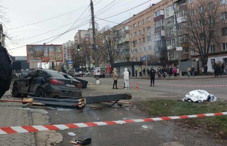 У Хмельницькому автомобіль в'їхав у зупинку, троє людей загинули