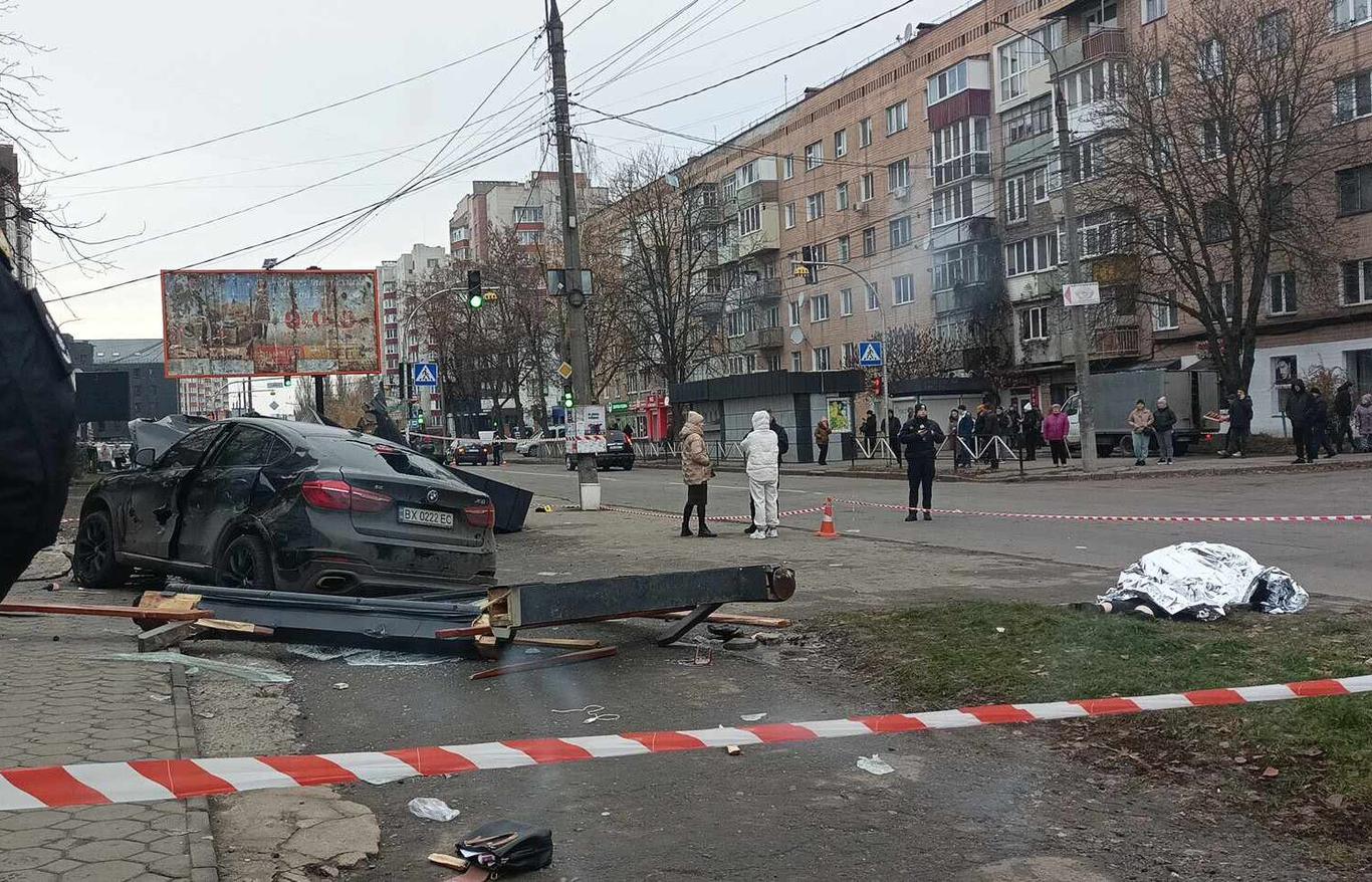 У Хмельницькому автомобіль в'їхав у зупинку, троє людей загинули