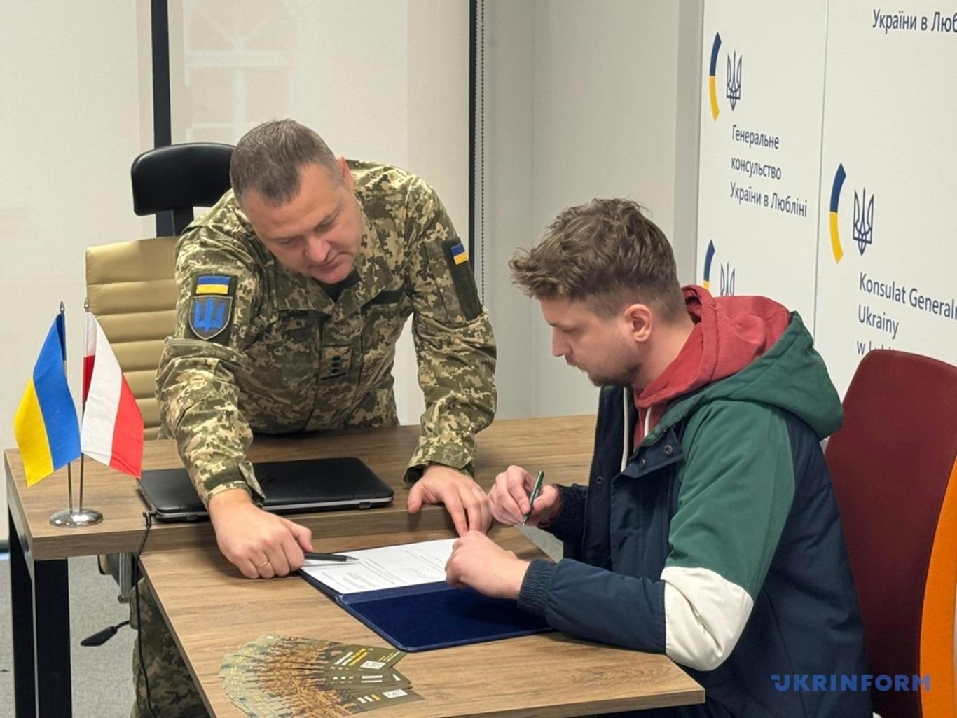 Перші добровольці з Українського легіону підписали контракти зі ЗСУ (ВІДЕО)