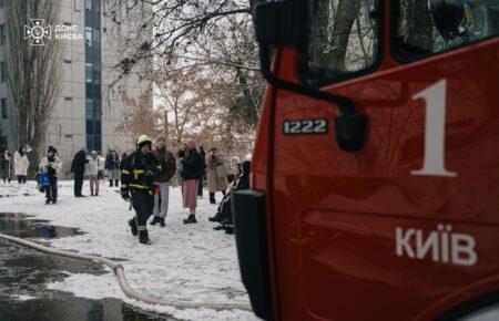 У Києві ліквідували пожежу в гуртожитку (ФОТО)
