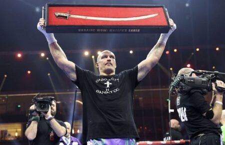 «Що тримав у руках Усик»: у світі пишуть та «гуглять» про шаблю Мазепи