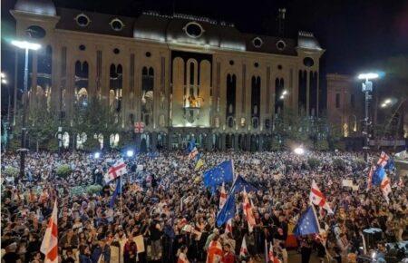 У Грузії до парламенту стягнули поліцейські сили, яким роздали вогнепальну зброю — грузинський політолог