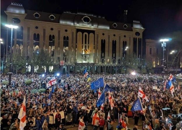 У Грузії до парламенту стягнули поліцейські сили, яким роздали вогнепальну зброю — грузинський політолог