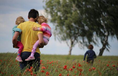 Деяким батькам легше купити айфон, ніж спілкуватися з дітьми — експертка