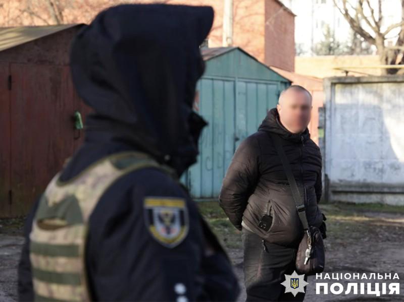 У Чернігові правоохоронці затримали чоловіка, який під час хвилини мовчання вигукував слова на підтримку РФ