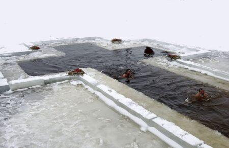 Пірнання в ополонку на Водохреще: які ризики та як підготуватися