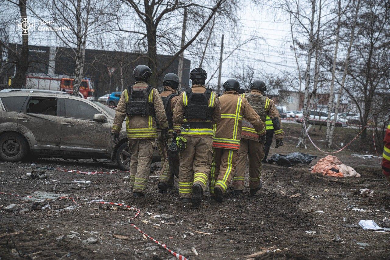 Зросла кількість загиблих і постраждалих від удару росіян по Сумах (ФОТО, ВІДЕО)