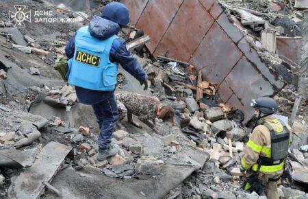 Рятувальники дістали з-під завалів у Запоріжжі тіло загиблого чоловіка (ФОТО, ВІДЕО)