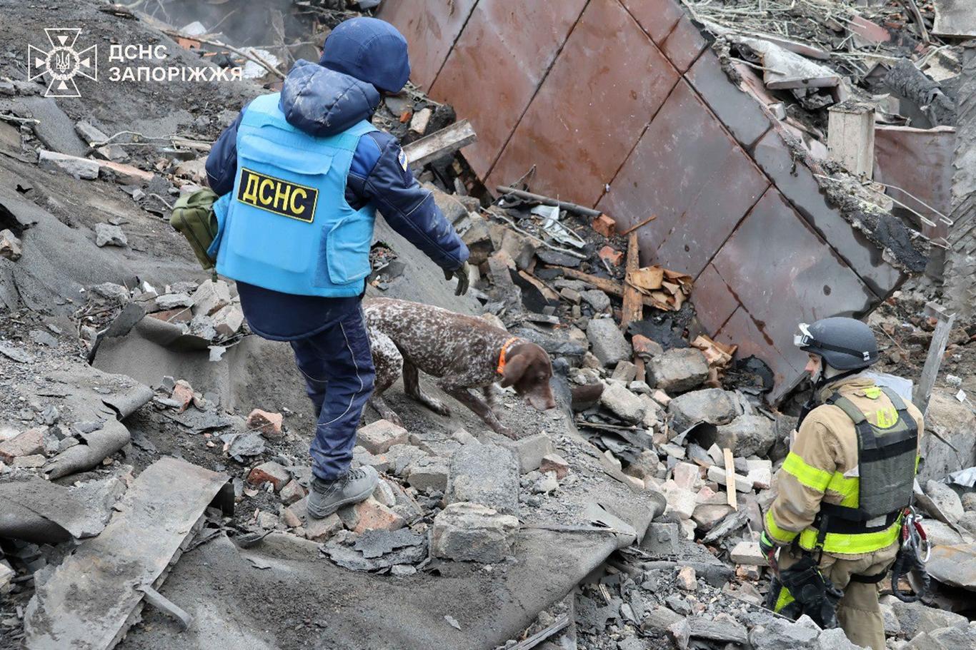 Рятувальники дістали з-під завалів у Запоріжжі тіло загиблого чоловіка (ФОТО, ВІДЕО)