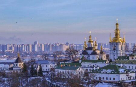 У Києві цієї ночі уламки дрона впали на18-поверхову недобудову