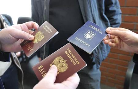 Як українців примушують брати російський паспорт на окупованих територіях