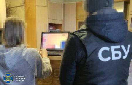 СБУ затримала окупаційну експосадовицю, яка допомогла РФ депортувати 6-х українських дітей