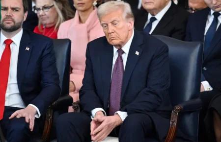 Bloomberg: Трамп наказав поставити на паузу всю військову допомогу Україні