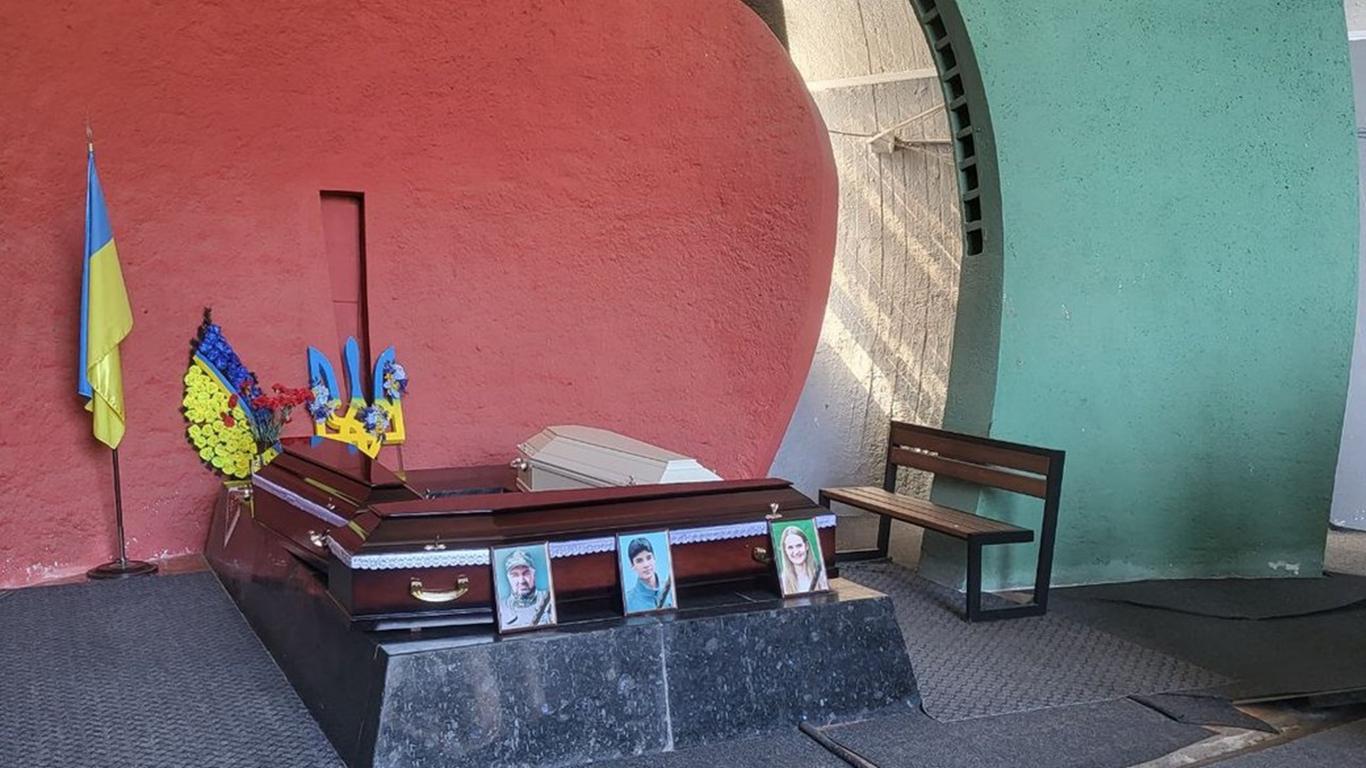 У Києві попрощалися з 17-річним Данилом та його батьками — їх убила російська ракета 24 квітня (ФОТО, ВІДЕО)