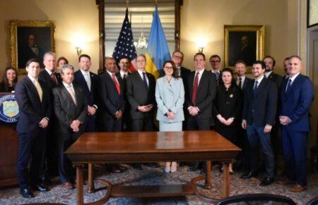 Україна і США підписали угоду про копалини