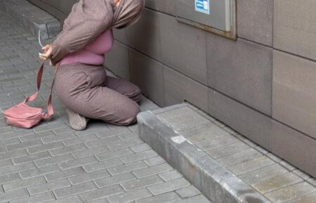 Нападниця на Стерненка почала слідкувати за ним із середини квітня, оселившись в одному житловому комплексі  — СБУ