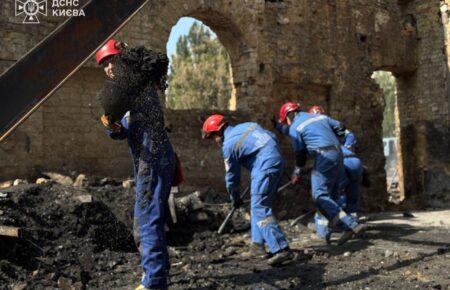У Києві третю добу розбирають завали після удару РФ