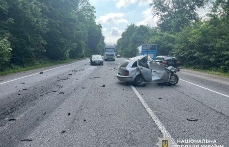 Троє людей загинули у зіткненні двох вантажівок та легковика на Вінниччині