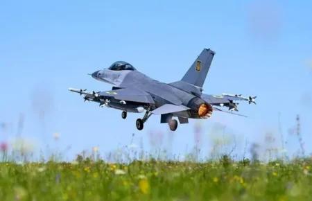 Під час відбиття нічної російської атаки ушкоджений F-16, пілот загинув