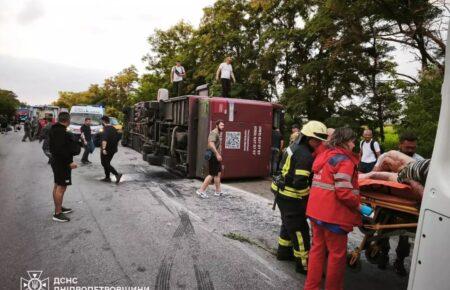 На Дніпропетровщині перекинувся двоповерховий автобус: 1 загиблий, 17 постраждалих