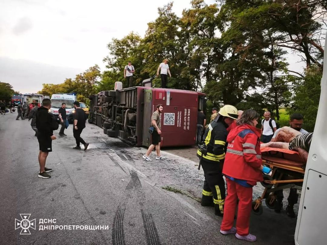 На Дніпропетровщині перекинувся двоповерховий автобус: 1 загиблий, 17 постраждалих