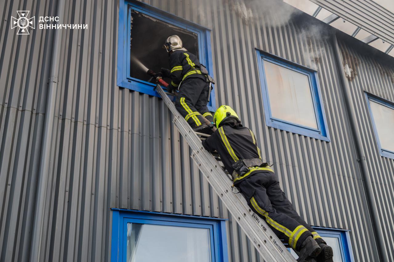 Наслідки ворожого обстрілу на Вінниччині: рятувальники ліквідували пожежу на другому цивільному підприємстві