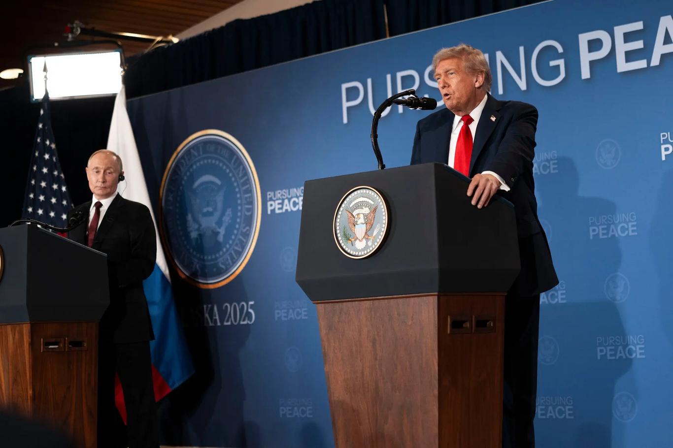 Офіційний статус для російської та безпека для УПЦ МП: NYT розповіла нові деталі зустрічі Трампа з Путіним