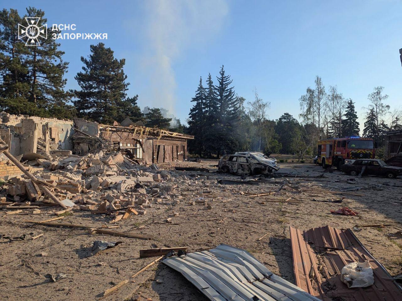 Окупанти вдарили авіабомбами по Запорізькому району: 2 загиблих