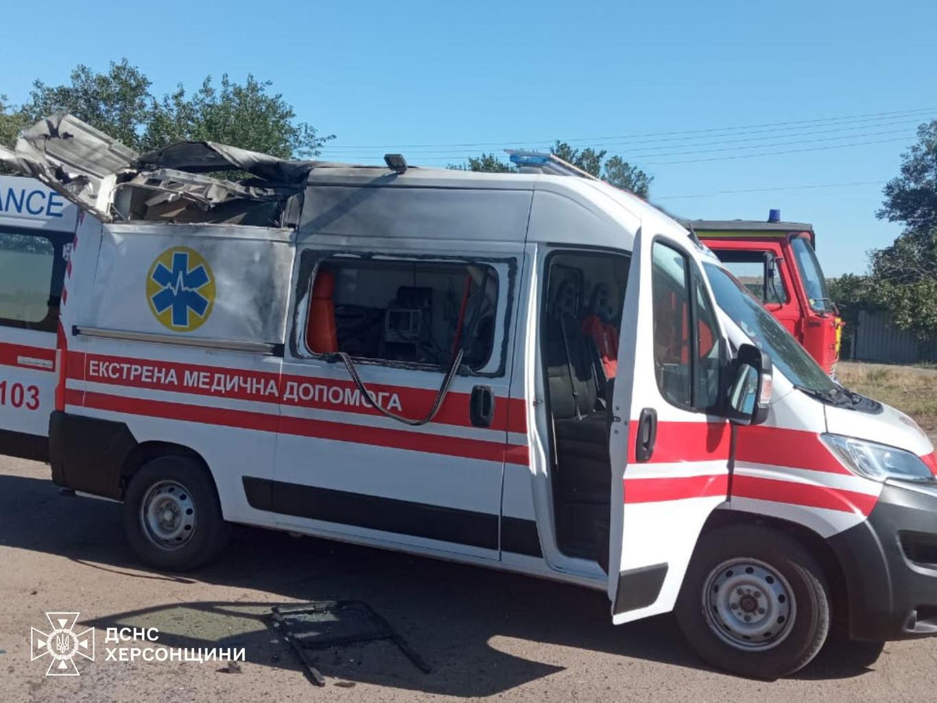 На Херсонщині та Донеччині російські дрони атакували легкові авто та «швидку»: є загиблі та поранені