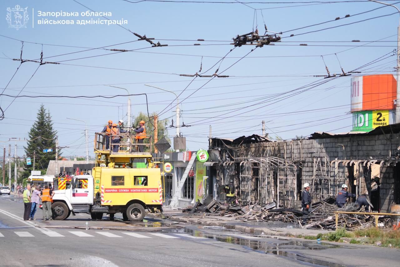 Наслідки ворожої атаки на Запоріжжя: троє людей загинули, багато поранених у важкому стані