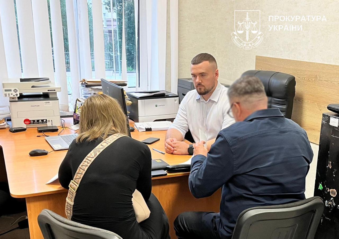 Киянка опублікувала в соцмережах своє фото з нацистським прапором: їй повідомили про підозру