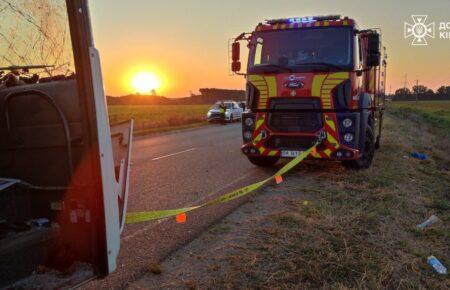 Рятувальники Кіровоградщини ліквідували наслідки масштабної ДТП: загинуло 6 осіб, серед них дитина