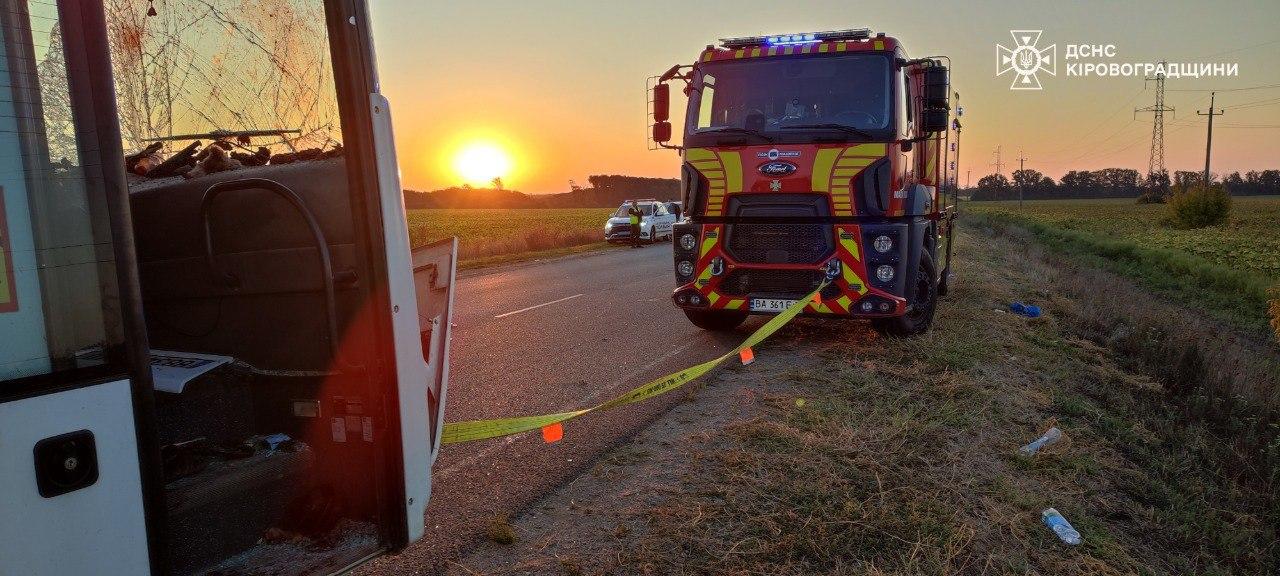 Рятувальники Кіровоградщини ліквідували наслідки масштабної ДТП: загинуло 6 осіб, серед них дитина