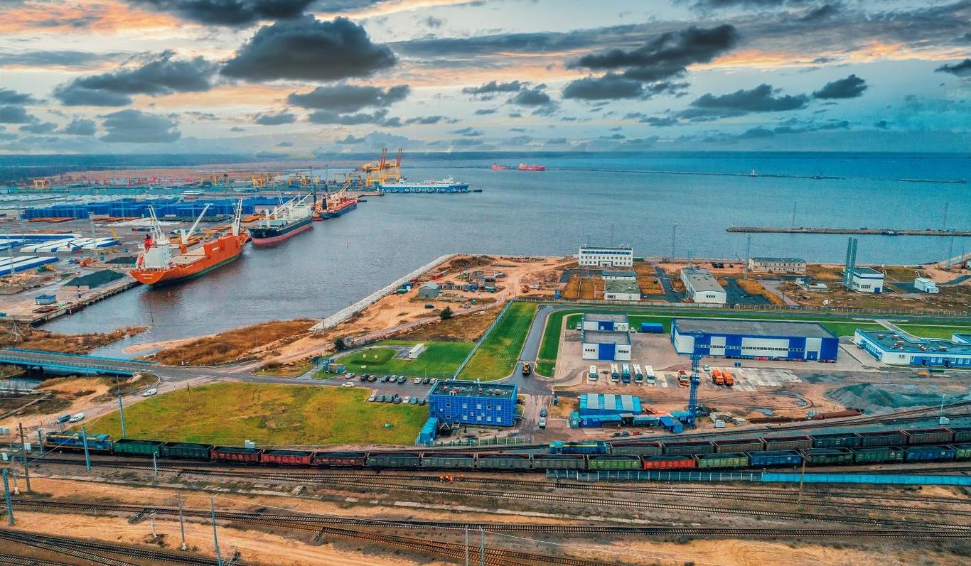 Україна знову атакувала російський порт Усть-Луга в Ленінградській області