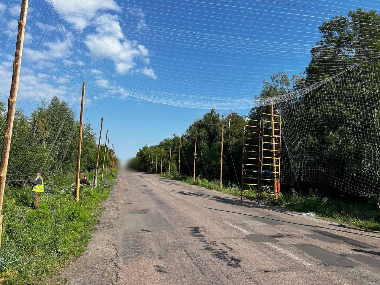 На Сумщині над дорогами будують антидронові тунелі (ФОТО)