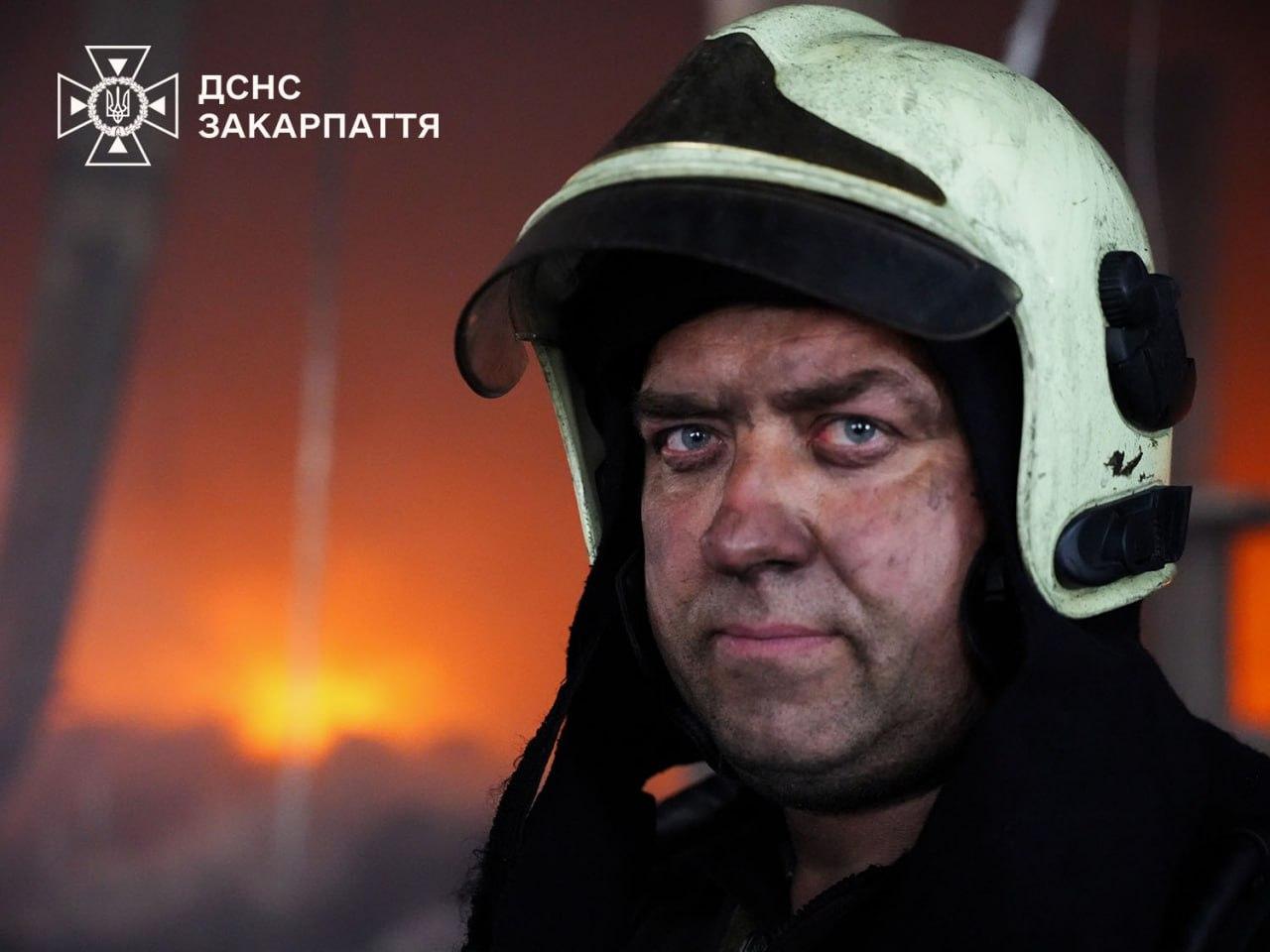 Пожежу на заводі в Мукачеві загасили через два дні після ракетного удару росіян (ФОТО)