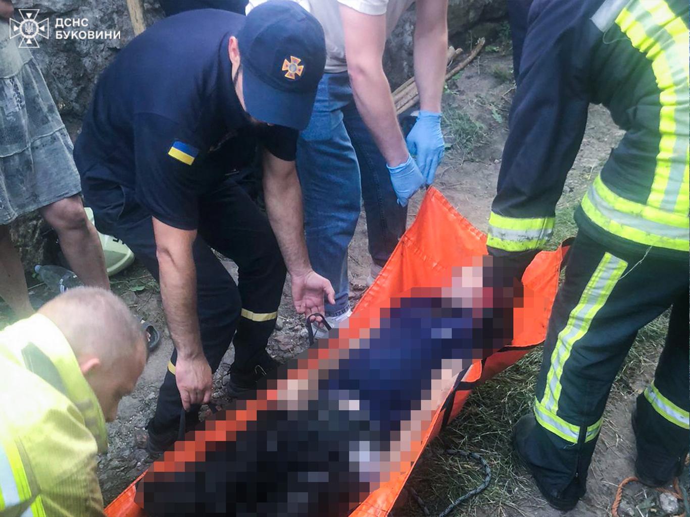 Троє чоловіків загинули під час чищення колодязя у Чернівецькій області