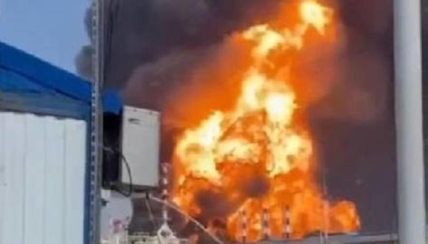 У Росії третій день не можуть загасити Новошахтинський НПЗ після атаки українських дронів