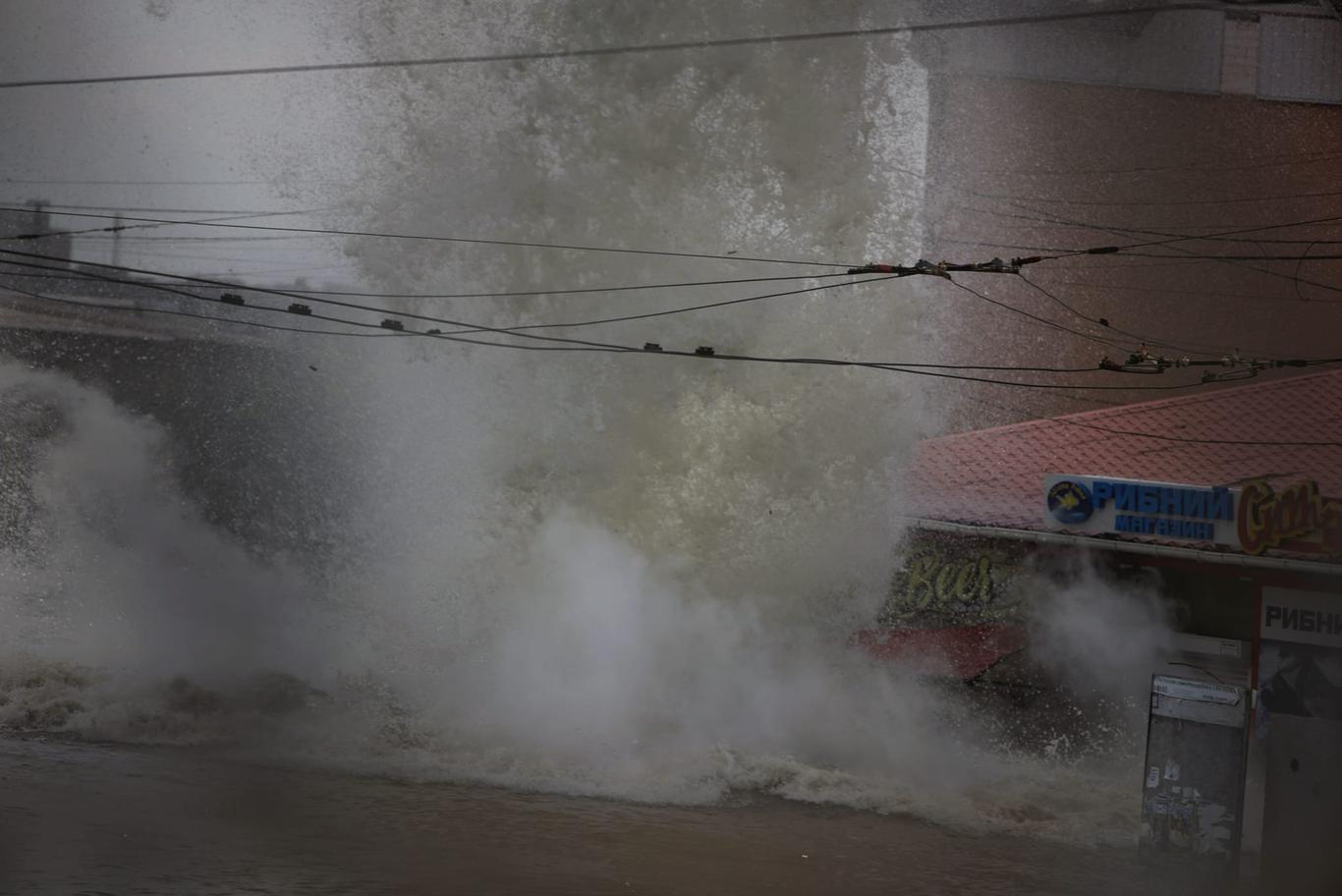 Росіяни двічі обстріляли Дніпровський район Херсона, вбили трьох людей