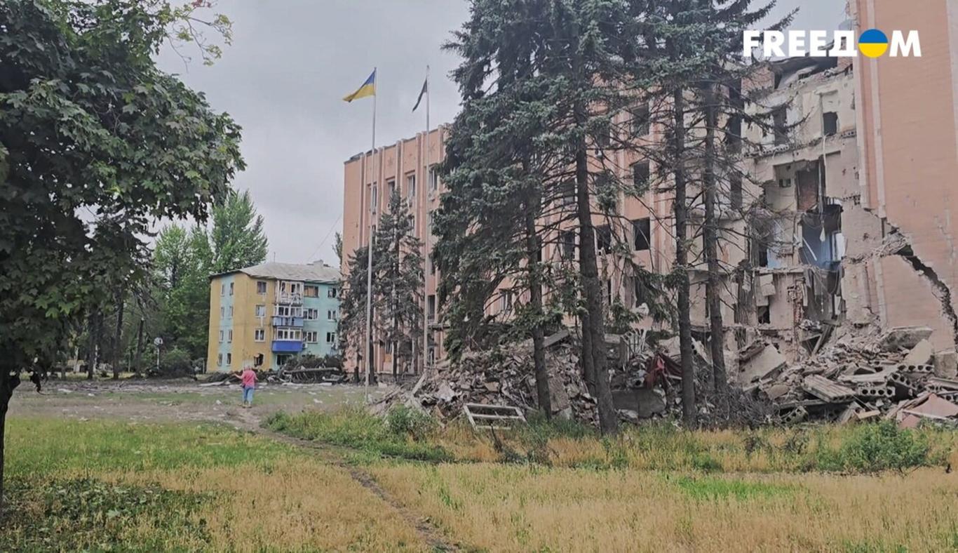 З Добропілля на Донеччині активно виїжджають люди, міську лікарню планують евакуювати