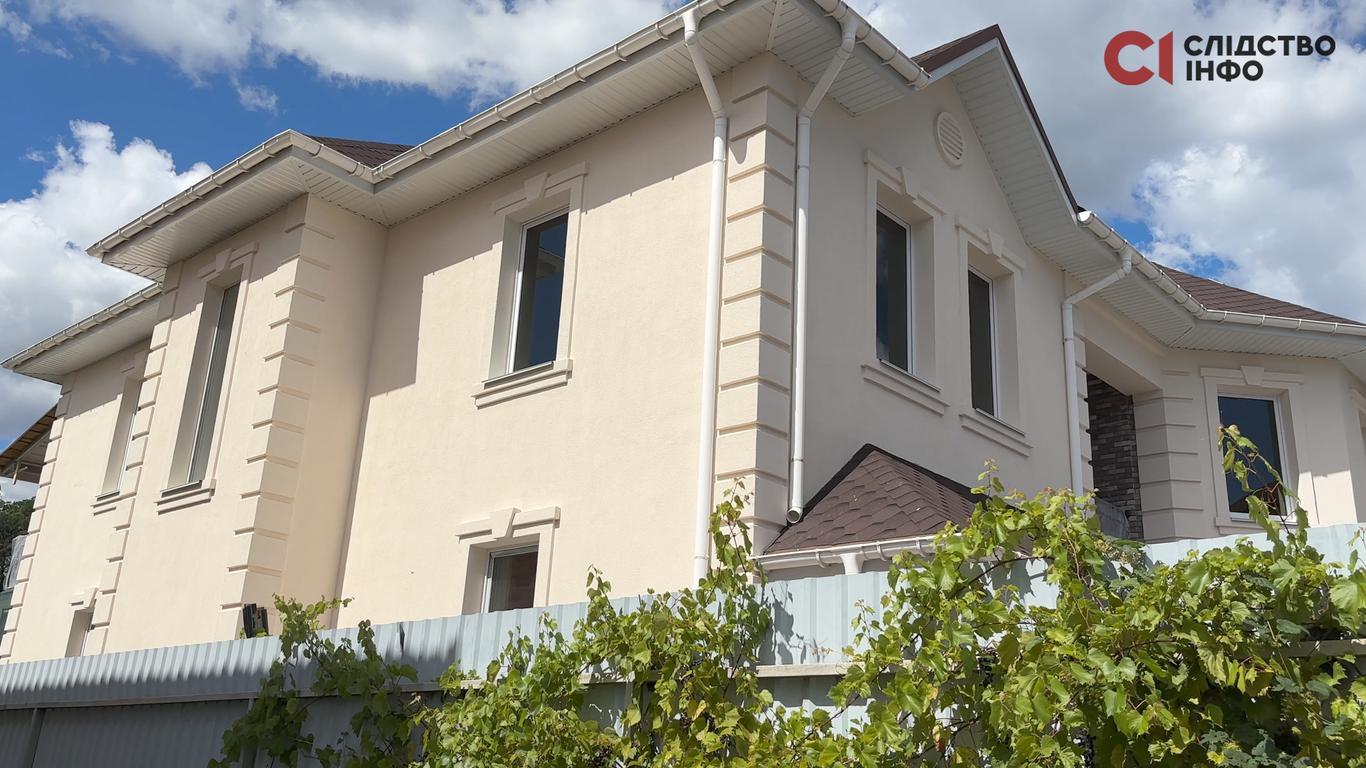 Журналісти знайшли маєток у родини нардепа Кузнєцова, якому держава оплачувала оренду житла