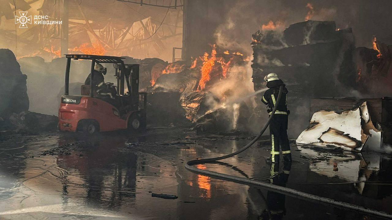 Рятувальники майже добу гасили пожежу в Білій Церкві після російського обстрілу (ФОТО, ВІДЕО)