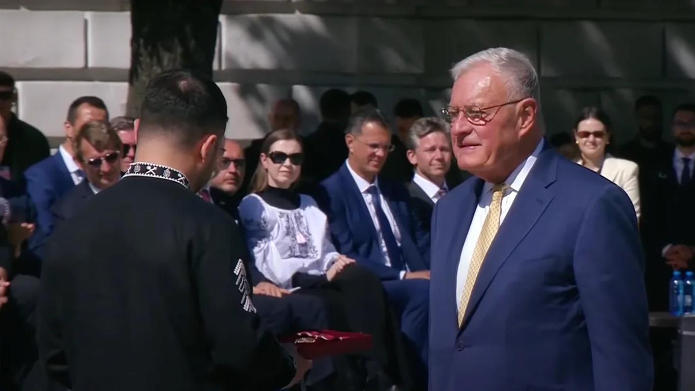 Зеленський нагородив Кіта Келлога і духовного радника Трампа орденом «За заслуги» (ОНОВЛЕНО)