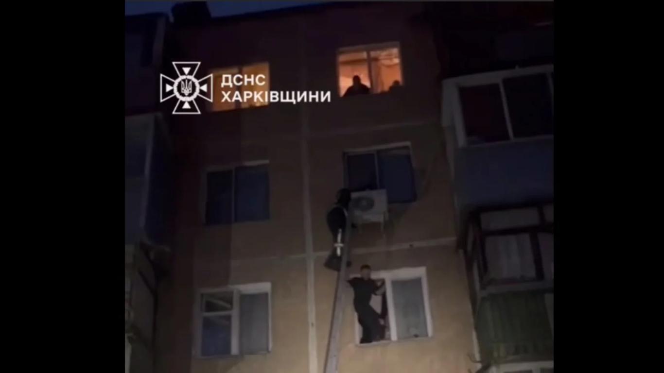У Харкові надзвичайники врятували 3-річну дівчинку, яка випала з вікна 5 поверху (ВІДЕО)