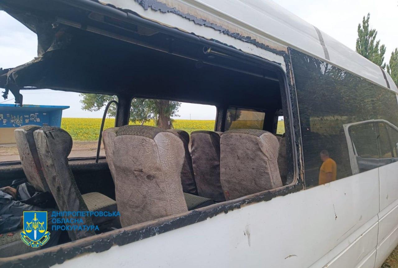 Росіяни вдарили по мікроавтобусу на Дніпропетровщині, який їхав по трасі: загинув чоловік