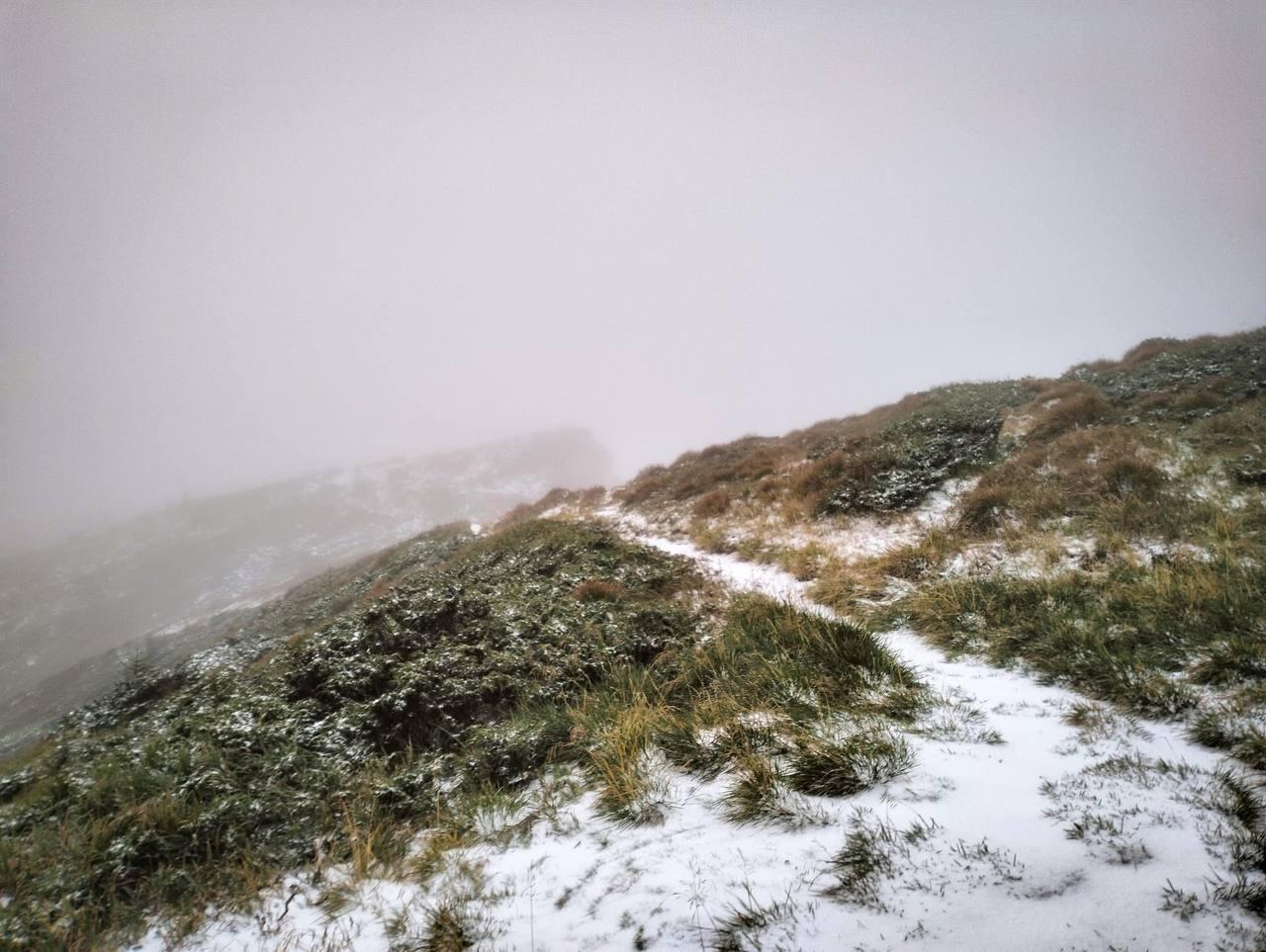 У Карпатах випав сніг (ФОТО, ВІДЕО)