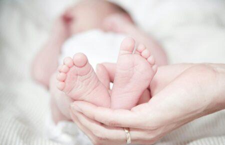 ВР підтримала законопроєкт про підвищення виплат за народження дитини: нардеп розповів подробиці