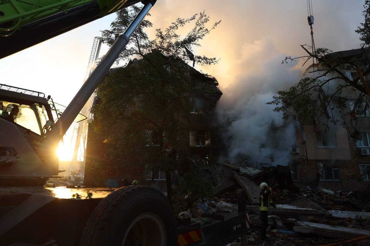 Над Києвом утворився смог внаслідок нічних обстрілів: поради