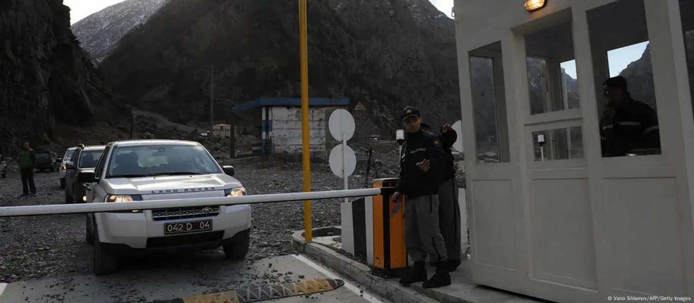 Одне ліжко на двох, дехто спить на підлозі: в яких умовах перебувають українці на грузинсько-російському кордоні